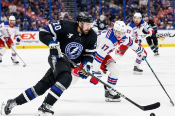 Lightning win 6-2 over struggling Rangers